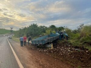 Uma pessoa morre e duas ficam feridas em capotamento na BR-376 entre Califórnia e Marilândia do Sul