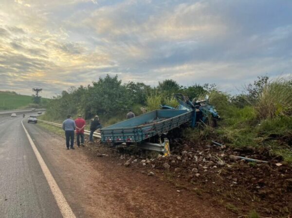Uma pessoa morre e duas ficam feridas em capotamento na BR-376 entre Califórnia e Marilândia do Sul