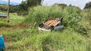 Passageiro fica ferido após carro capotar em Jandaia do Sul