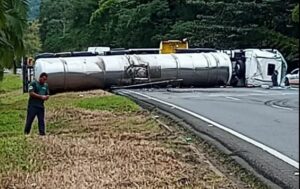 Carreta carregada com produto químico perigoso tomba na BR 166
