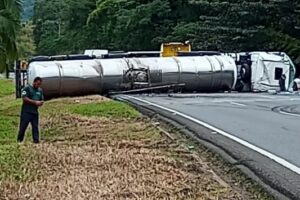 Carreta carregada com produto químico perigoso tomba na BR 166