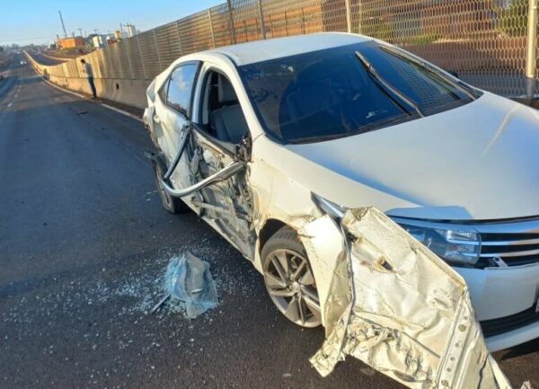 Carro é arrastado por caminhão em acidente no Vale do Ivaí
