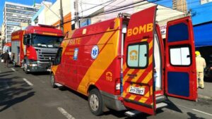 Carro invade loja após motorista confundir acelerador com freio