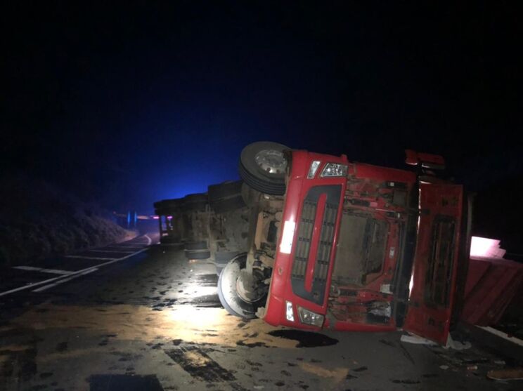 Carros se acidentam após caminhão carregado tombar na BR 376