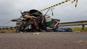 Colisão envolvendo cinco carros deixa dois mortos e sete feridos