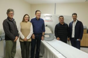 Sérgio Onofre acompanha entrega de tomógrafo ao Honpar através de emenda do deputado Luciano Ducci