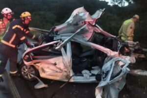 Idosa morre após carro bater de frente com caminhão na PR 170
