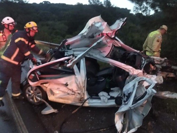 Idosa morre após carro bater de frente com caminhão na PR 170