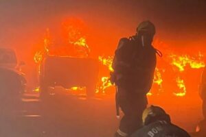 Incêndio destrói carros em estacionamento de supermercado