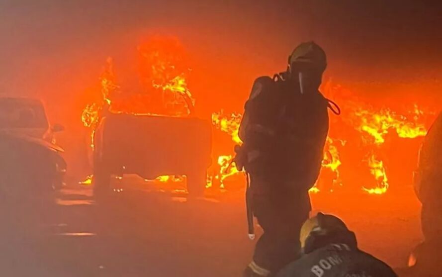 Incêndio destrói carros em estacionamento de supermercado