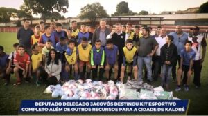 Delegado Jacovós entrega kit esportivo para Kaloré