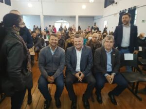 Delegado Jacovós participa da entrega de 600 kit’s Educatron para escolas de Apucarana e região .