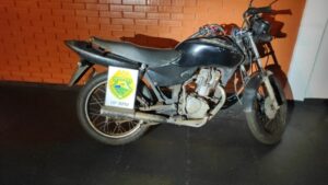 Motociclista tenta fugir, mas é preso pela PM em Apucarana