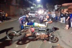 Motociclistas ficam feridos após acidente em Arapongas