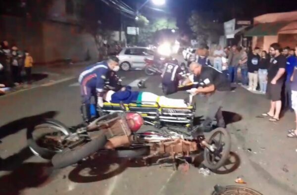 Motociclistas ficam feridos após acidente em Arapongas