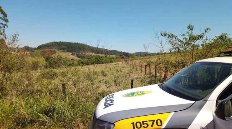 Motorista é encontrado morto ao lado de caminhão