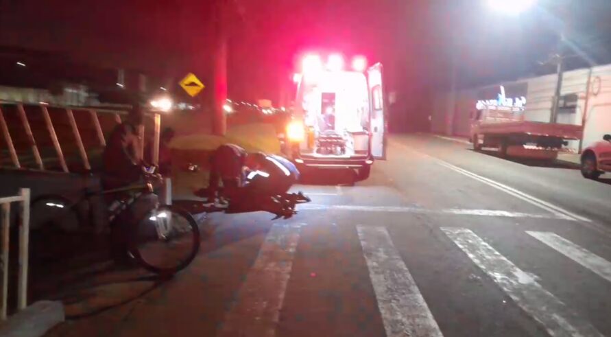 Motorista foge após acidente em Arapongas; garupa de moto ficou ferido