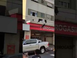 Mulher joga roupas do marido pela janela e vídeo viraliza; veja