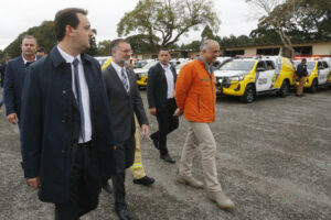 O governador Carlos Massa Ratinho Junior anunciou nesta segunda feira (27) a contratação de 2 mil policiais militares e 400 bombeiros militares aprovados no concurso público realizado pela Secretaria da Segurança Pública no ano passado, além de 250 veículos, 88 motos e seis embarcações. Ele também também convocou 150 delegados, 200 investigadores, 50 papiloscopistas e 24 escrivães que vão compor os quadros da Polícia Civil do Paraná. O anúncio foi feito na cerimônia na Academia Policial Militar do Guatupê,