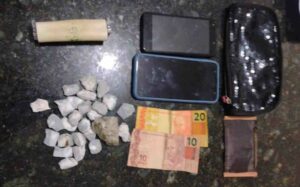 Polícia Civil prende tia e sobrinho suspeitos de tráfico de drogas