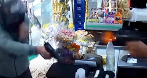 PR: Homem tenta assaltar loja com arma de brinquedo e leva dois tiros