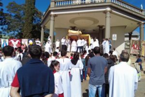 Procissão Corpus Christi reúne multidão de fiéis em Ivaiporã