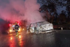 Rodovia do Paraná fica interditada após carro pegar fogo