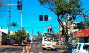 Prefeitura de Arapongas instala semáforo em cruzamento na Rua Rouxinol