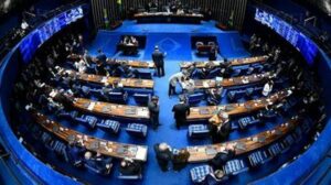 Senado aprova PEC que amplia benefícios sociais e decreta estado de emergência