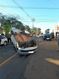 Susto: motorista atinge dois carros e tomba em bairro de Apucarana