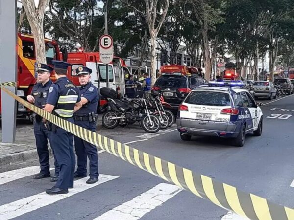 Tio e sobrinho de 3 anos morrem atropelados por biarticulado no PR