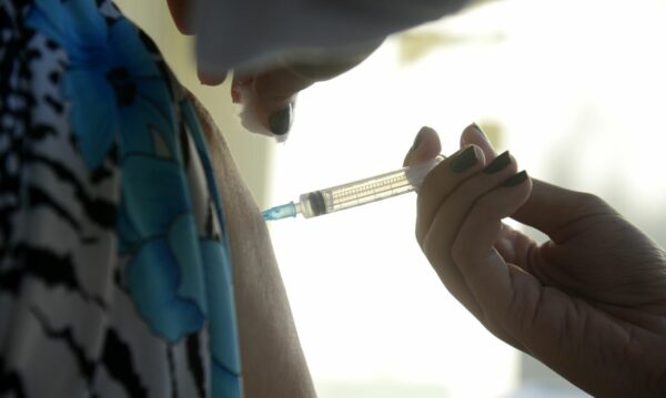 Apucarana aplica 4ª dose contra Covid a partir de 30 anos