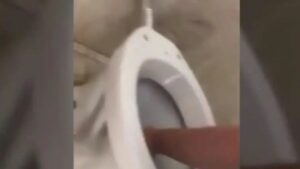 Vídeo: alunas de escola em Sertanópolis servem água de privada para professor