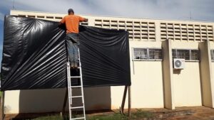Borrazópolis cumpre legislação e realiza cobertura obrigatória de placas e marcas institucionais em obras durante o período eleitoral.