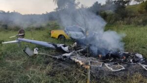 Helicóptero cai em área rural de Loanda e pega fogo; ao menos uma pessoa morreu