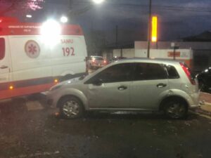 Colisão entre veículos provoca capotamento em Arapongas