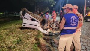 Bombeiros atendem capotamento na BR-369 em Apucarana