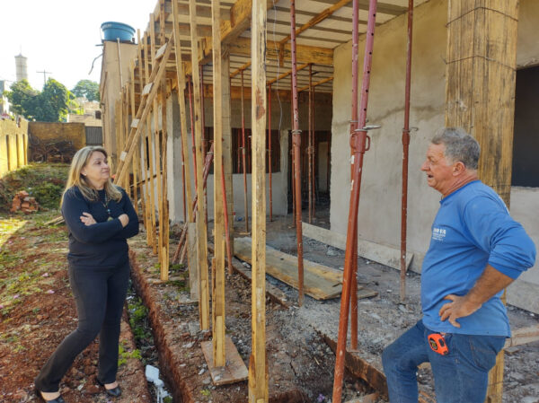 Prefeita visita obras da nova cozinha central de São Pedro do Ivaí