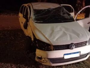 Motorista fica ferido após capotar carro em Apucarana