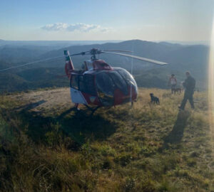 Após cair, piloto de paraglider é socorrido de helicóptero no PR