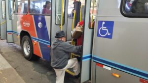 Apucarana pode adotar reconhecimento facial para idosos nos ônibus