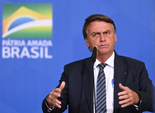 Bolsonaro sobre preços de combustíveis: Há Petrobras em tempo de paz e de guerra