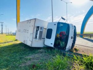 Caminhão tomba na BR-369 próximo ao Trópico de Capricórnio