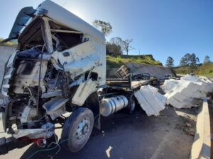 Carga de carreta cai na BR 376 e pista fica interditada