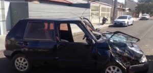 Carro atinge caçamba em bairro de Arapongas e motorista fica ferido