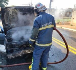 Carro pega fogo no centro de Jandaia do Sul; Veja Vídeo