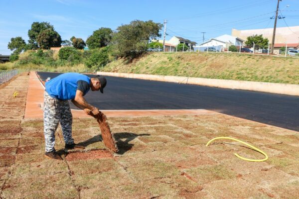 Pacientes do Cisvir em Apucarana ganham área de estacionamento com 46 vagas
