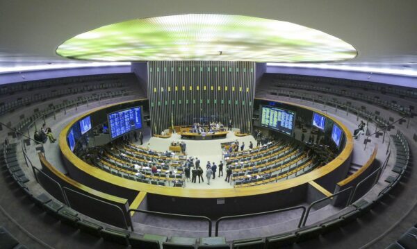 Congresso promulga PEC que aumenta benefícios sociais até dezembro