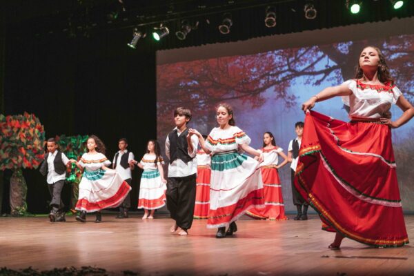 Festival Cultural do Projeto Crescer lota o Cine Teatro Mauá em Arapongas