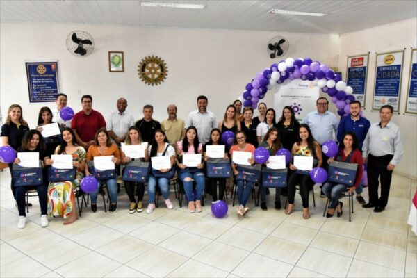 Curso de Manicure encerra e alunas recebem kit para iniciar seus trabalhos em Jandaia do Sul